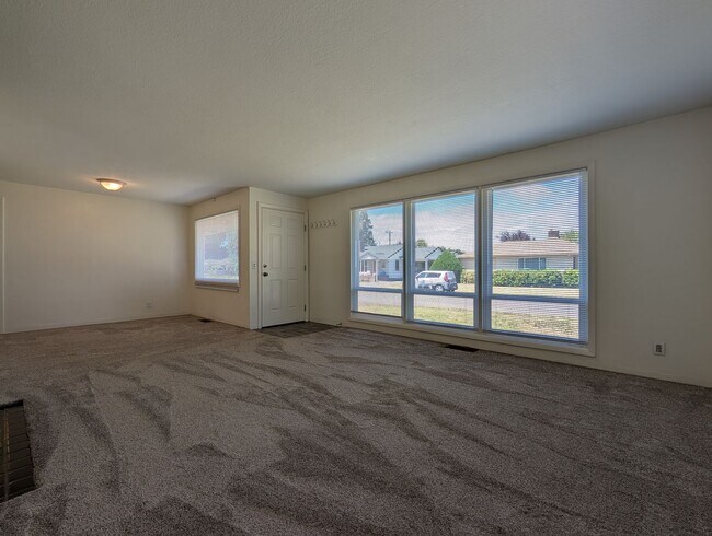 Building Photo - Nice 3 bed/1 bath with large backyard and ...