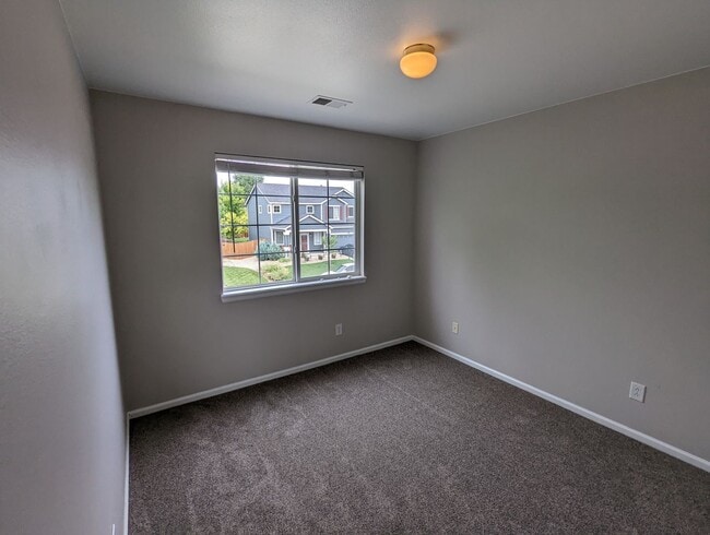 Building Photo - Gorgeous 2 Story 3 Bedroom 2.5 Baths in Da...