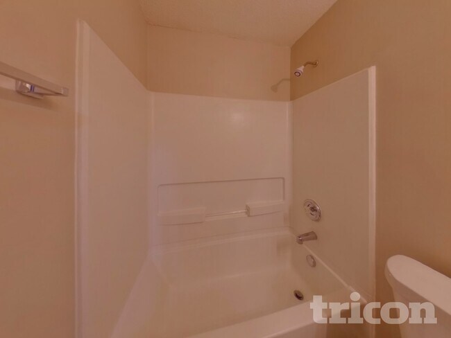 Building Photo - 131 Quiet Grove Dr