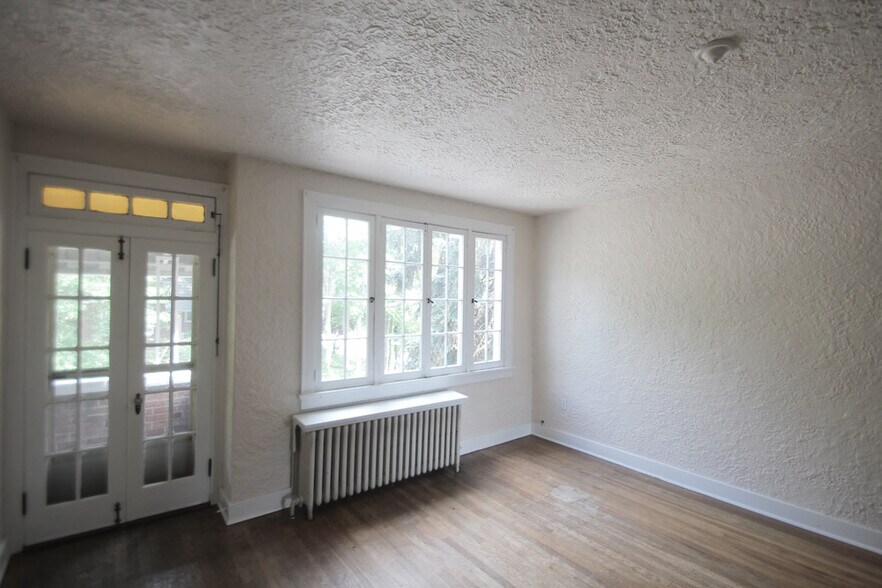 Building Photo - 8003 St Lawrence Ave