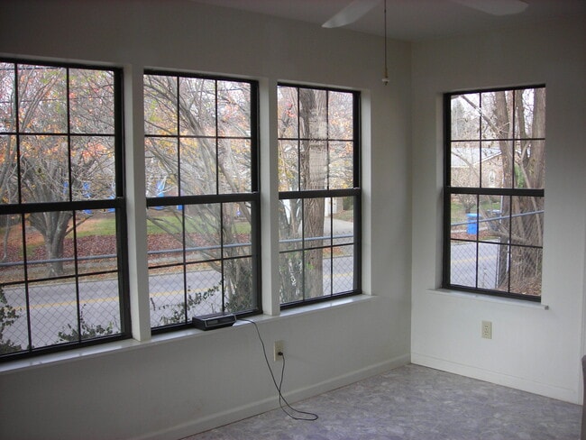 Building Photo - 3201 Foxchase Ct