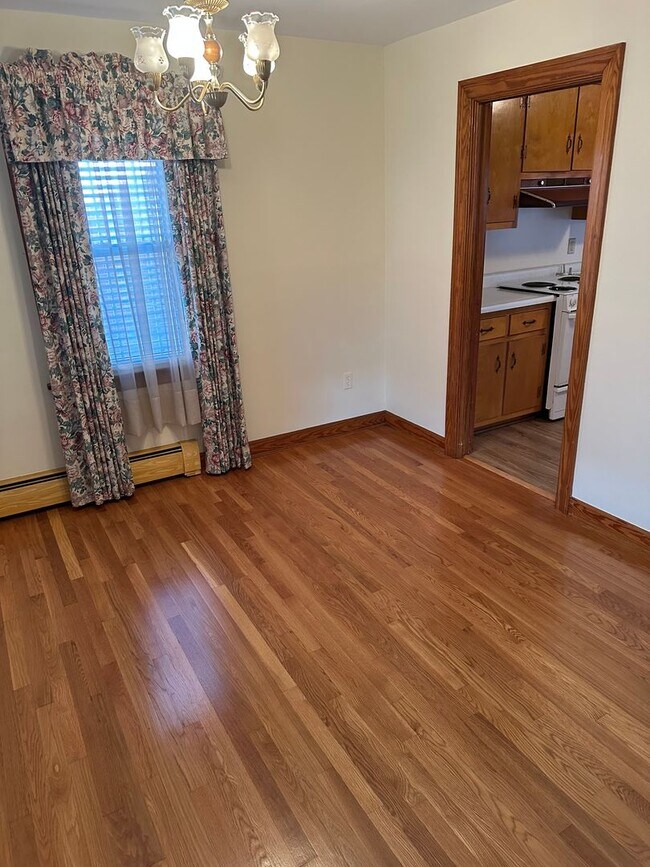 Building Photo - Well maintained 3 Bedroom/2 bath brick rancher in Mechanicsville with large backyard and two car ...