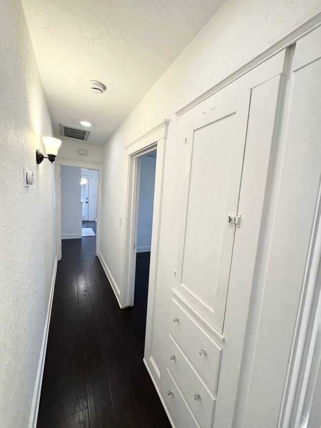 Building Photo - Charming 1 Bedroom 1 Bath Historic Duplex, Land Park-Curtis Park Area SEE VIDEO