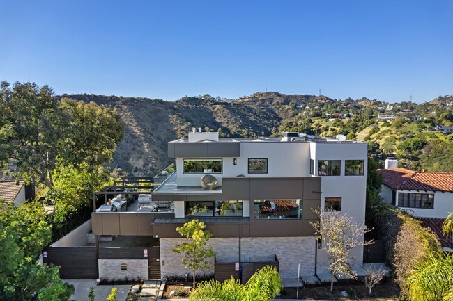 Building Photo - Prestigious Hollywood Hills Home for Rent