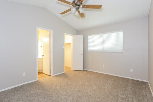 Building Photo - 3900 Dogwood Ct