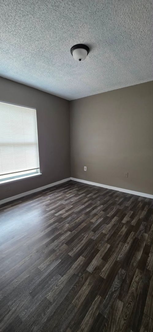 Building Photo - Spacious 3BR Home with Florida Room & Fenced Backyard