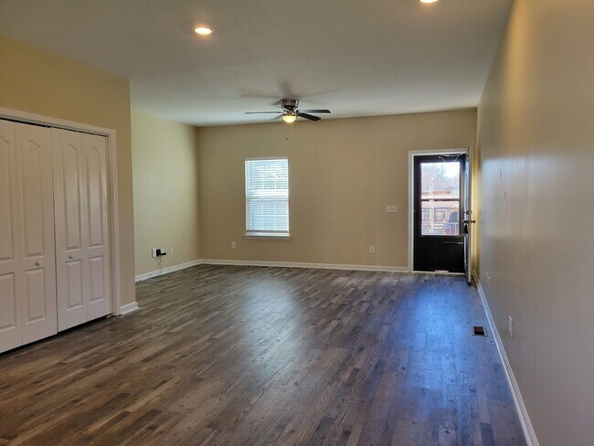 Building Photo - 2 Bed, 2 Bath Apartment with 9-Foot Ceilings in White House
