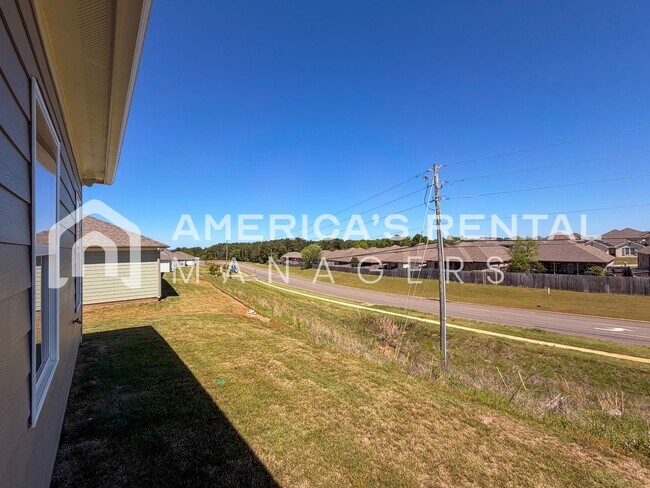 Building Photo - DEPOSIT PENDING!!! - Brand New Three Bedroom Hudson Plan for Rent in Tuscaloosa! Sign a 13-month ...