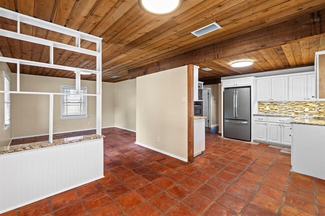Building Photo - 701 E 46th St