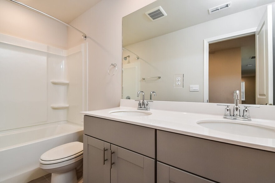 Building Photo - 5854 Un Grv Dr