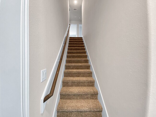 Building Photo - 13071 Clear View Dr
