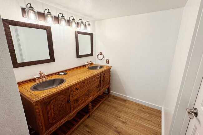 Building Photo - Luxury Scottsdale Condo: Modern Comfort in...
