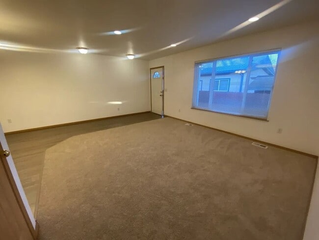 Building Photo - 2 Bedroom, 1 Bathroom in Southwest Anchorage.