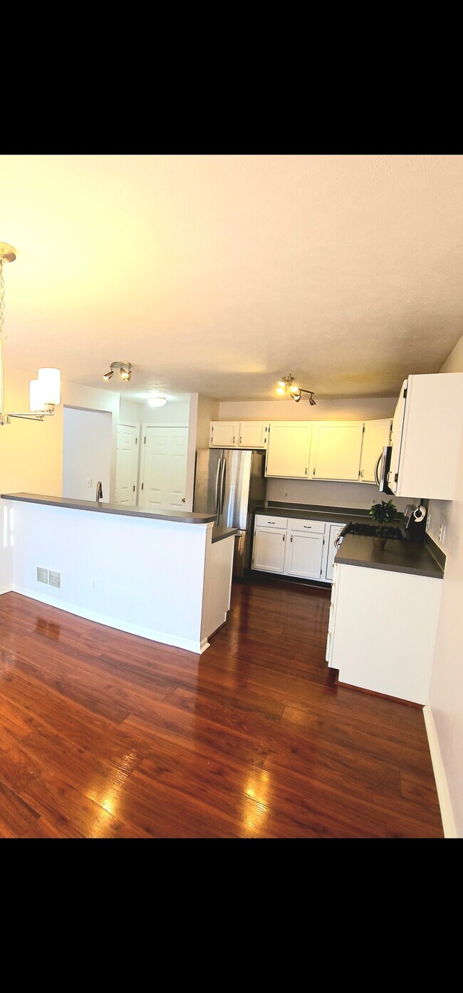 Building Photo - 3910 Old Elm Dr SE