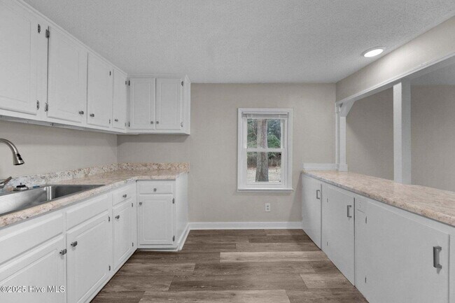 Building Photo - "Charming 4-Bedroom Home with 2 Full Baths on Murrill Hill Road – Your Perfect Jacksonville Retre...