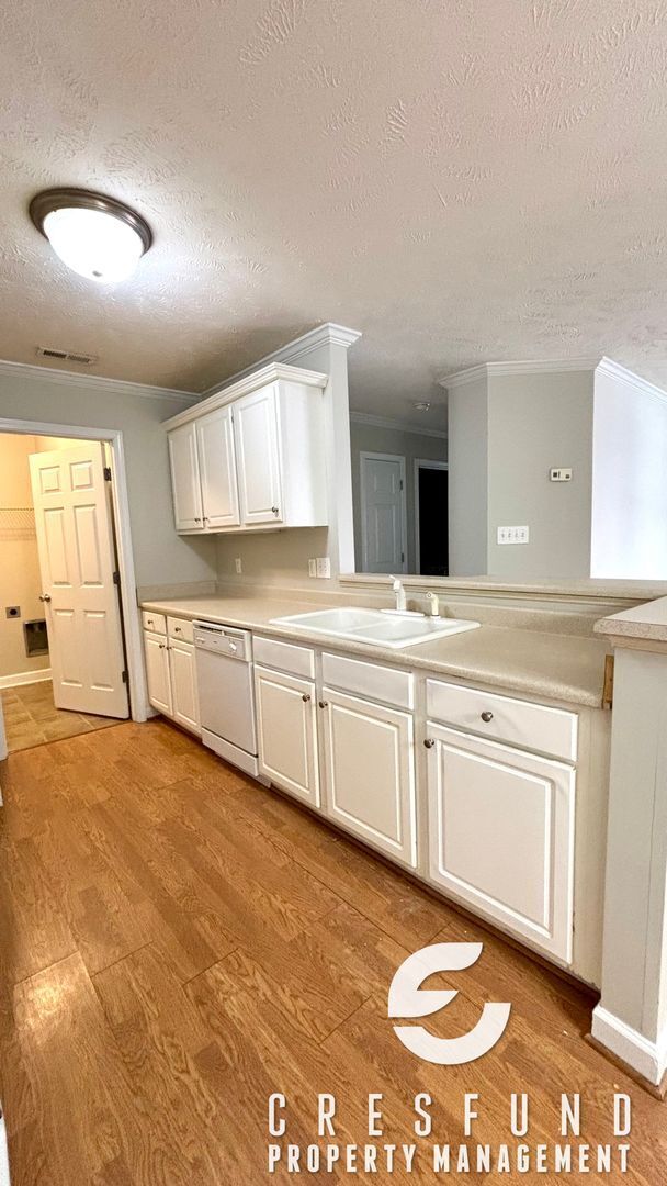 Building Photo - BRAND NEW FLOORING!!! - 2 Bed, 2 Bath Cond...