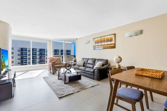 Primary Photo - 1717 N Bayshore Dr