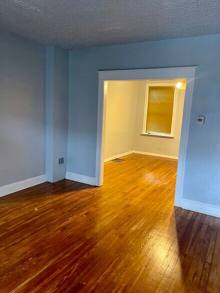 Foyer Room - 3020 Kenyon Ave