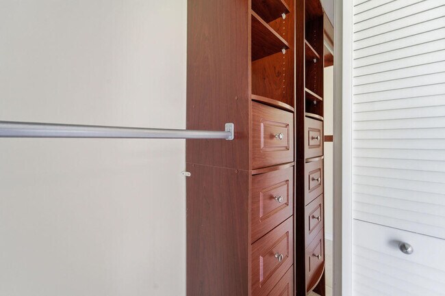 Building Photo - 5562 Reynolds Rd