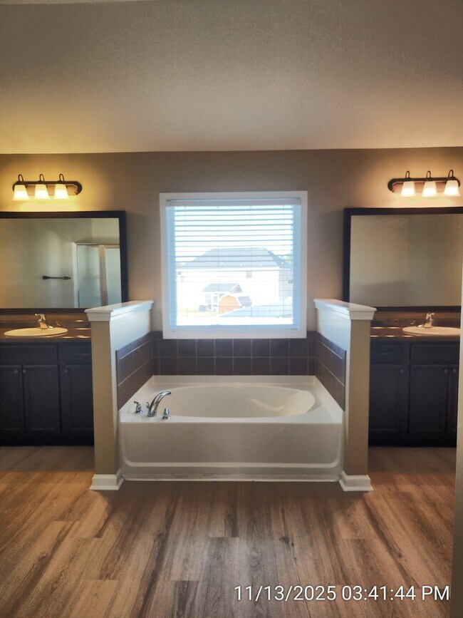 Building Photo - 641 Red Oak Ln