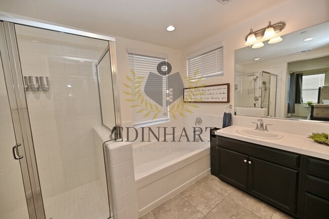 Building Photo - 893 Fir St W