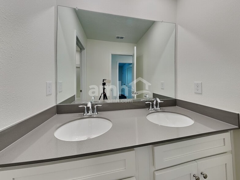 Building Photo - 27272 St Andrews Ave