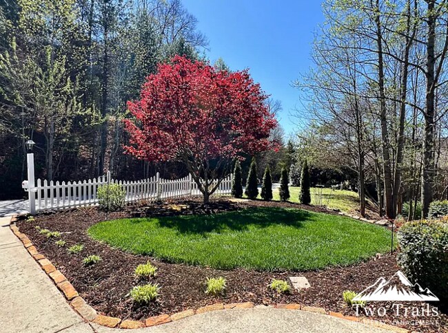 Building Photo - LUXURY MOUNTAIN LIVING IN GATED COMMUNITY
