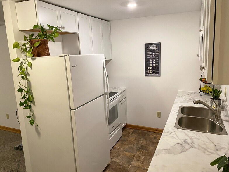 Kitchen - 3260 Starr St