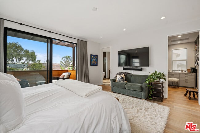 Building Photo - 2230 Malcolm Ave