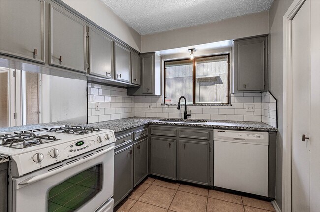 Building Photo - 514 Hickory Dr