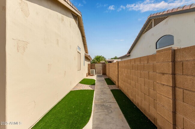 Building Photo - 9366 E Celtic Dr