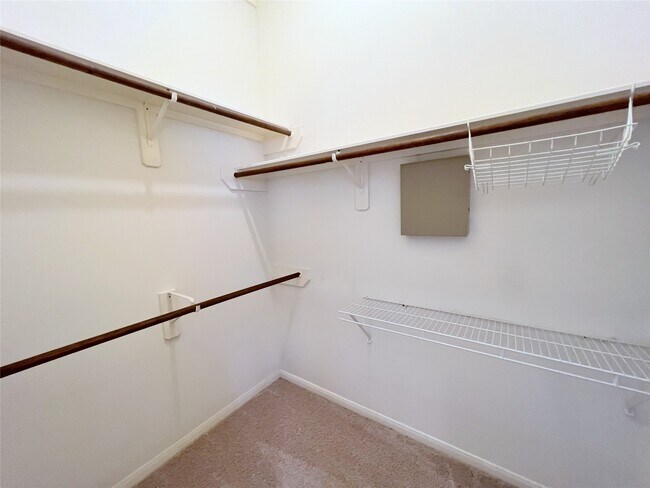 Building Photo - 4723 Silverlake Dr