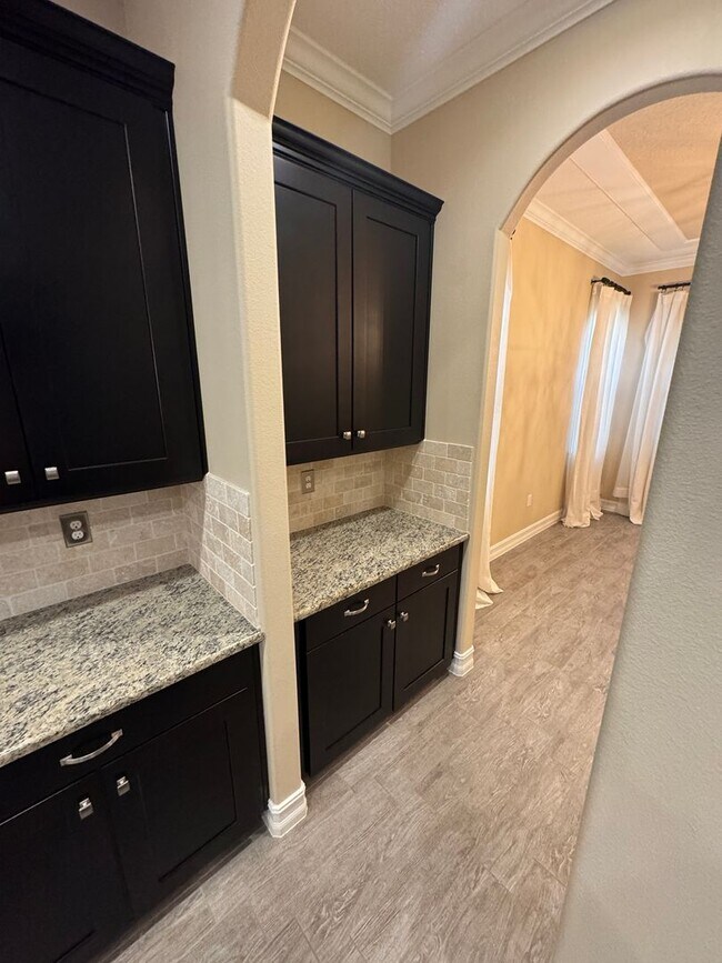 Building Photo - Two Story 5 bedroom, 4.5 bath