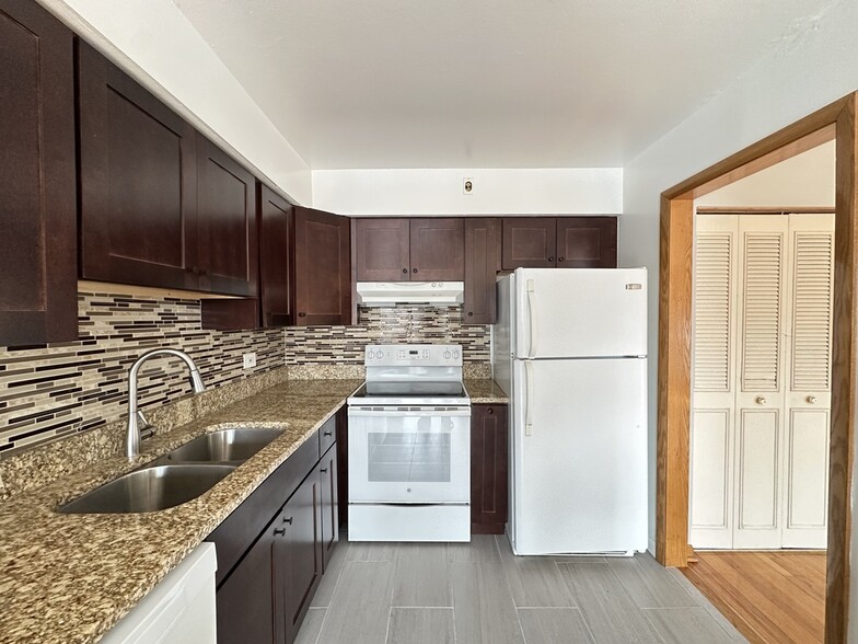 Building Photo - 1004 S River Rd