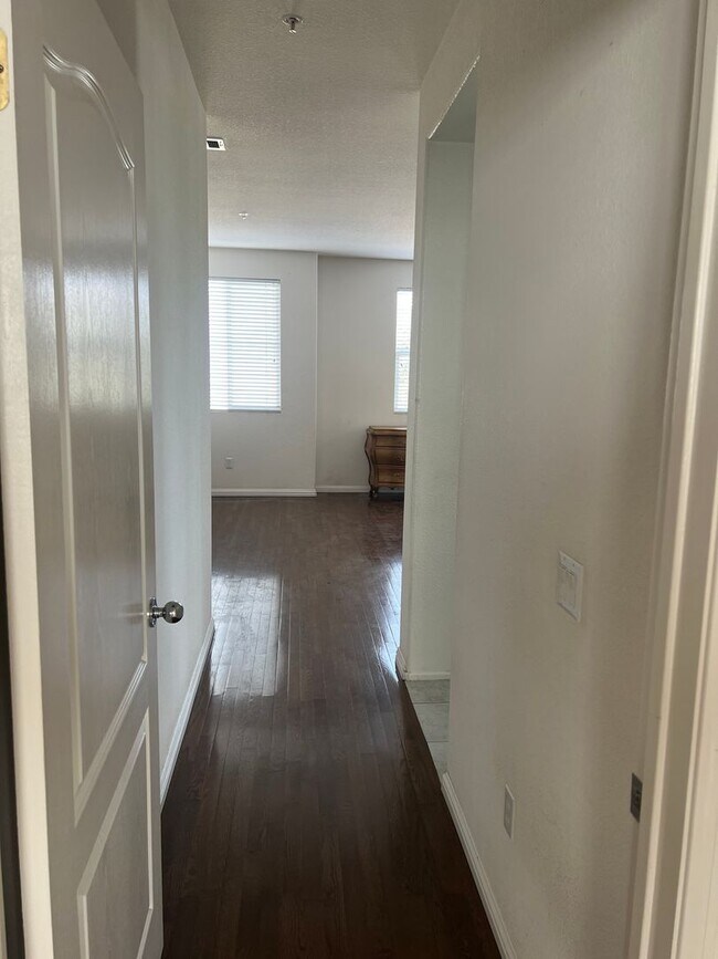 Building Photo - West Ventura Condo with a three car garage!