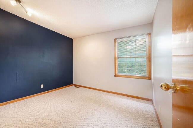 Building Photo - 4 Bed Home Premium Fixtures