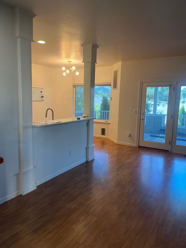 Building Photo - 2 Bedroom 2.5 Bath House