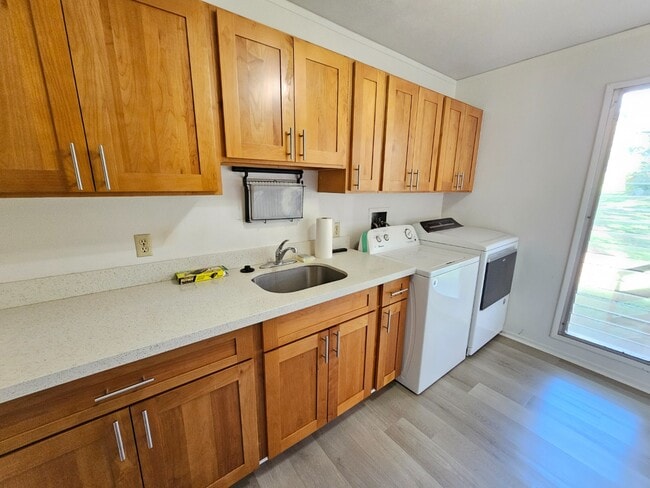 Building Photo - 3 bedroom, 1.5 bathroom and 2 parking condo.