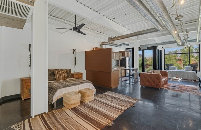 Building Photo - 4020 N Scottsdale Rd