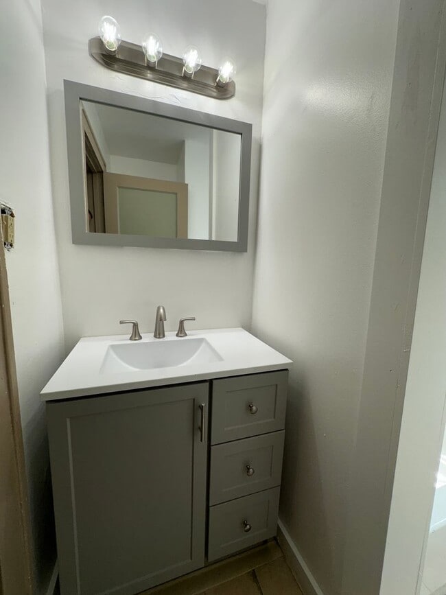 Building Photo - 1119 Alexander St SE