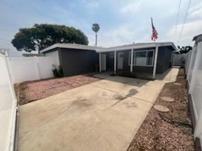 Building Photo - Imperial Beach - Newly Renovated Bungalow