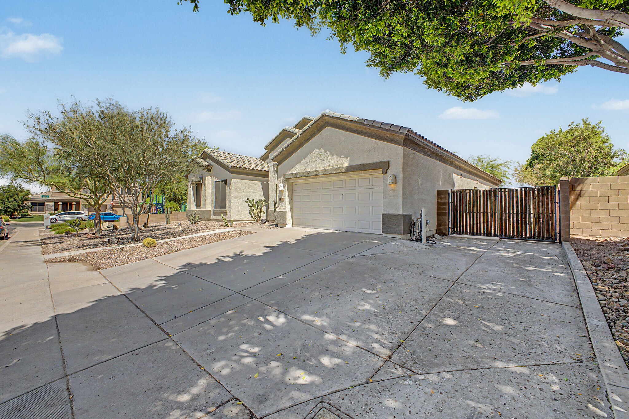 Building Photo - 8634 E Hillview St