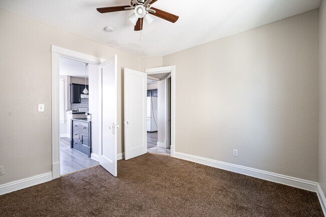 Building Photo - Beautiful 3 Bedroom 2 Bath - HALF OFF FIRST MONTH'S RENT!