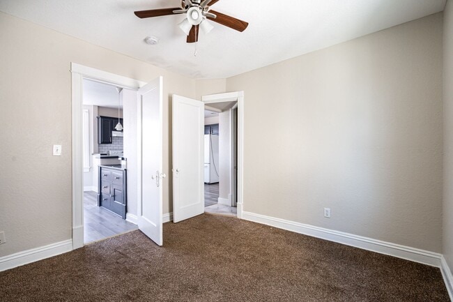 Building Photo - Beautiful 3 Bedroom + Den 2 Full Bath Uppe...