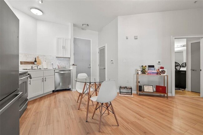 Building Photo - 898 Oak St SW