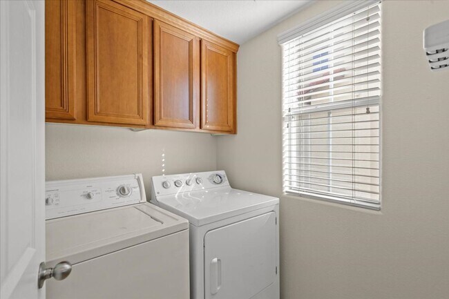 Building Photo - 3 Story, Spacious and Inviting 3-bedroom In Centennial Hills, with Downstairs Bedroom Suite