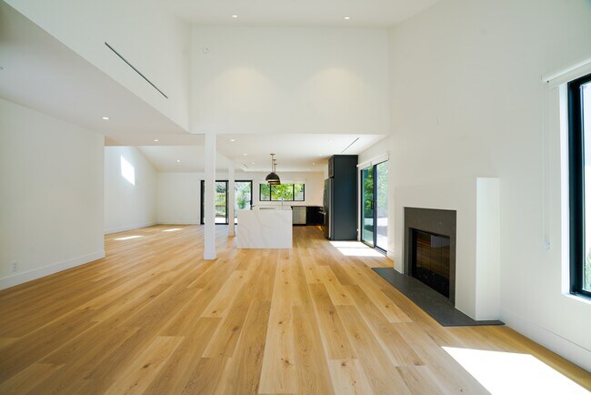 Building Photo - 1800 Oriole Dr