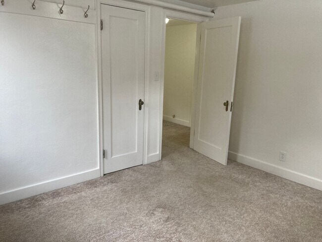 Building Photo - 365-365 N 8th St