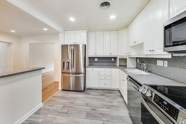 Building Photo - 5 Bed / 3 Bath / deep lot/ 2 driveways and...