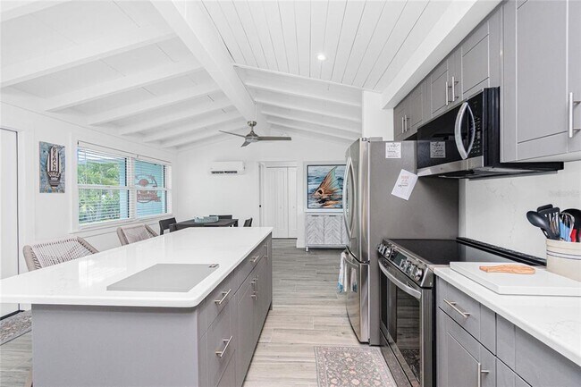 Building Photo - 1265 Holiday Dr